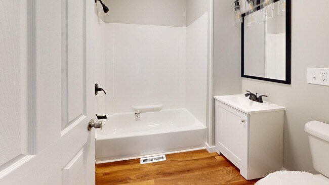 Building Photo - Madison/West Blvd neighborhood: 3 bedroom/1 bath single family home.