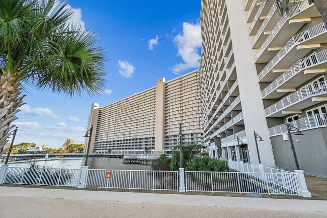 Building Photo - 9800 S Thomas Dr