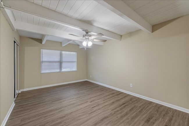Building Photo - 207 Iris Cir