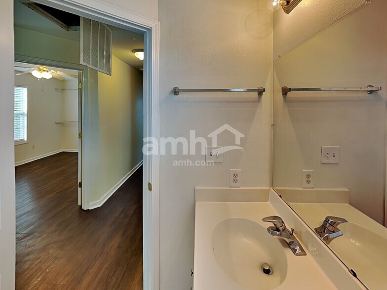 Building Photo - 117 Sawhorse Dr