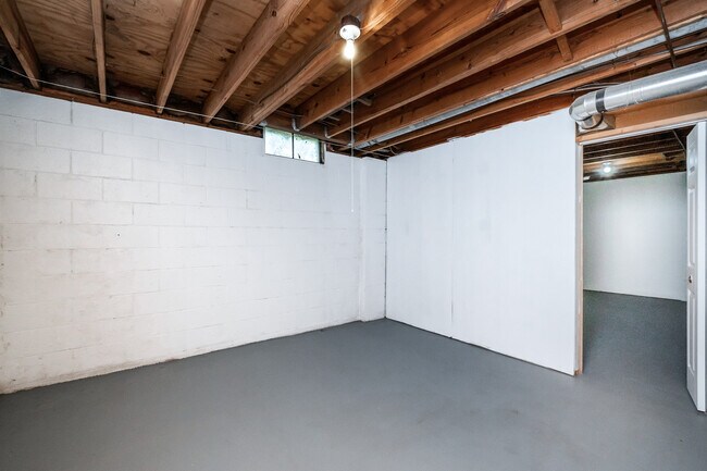 Building Photo - 886 Linworth Road East