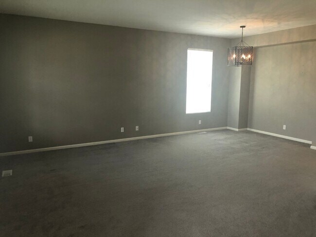 Building Photo - Large Home in Papillion For Rent!