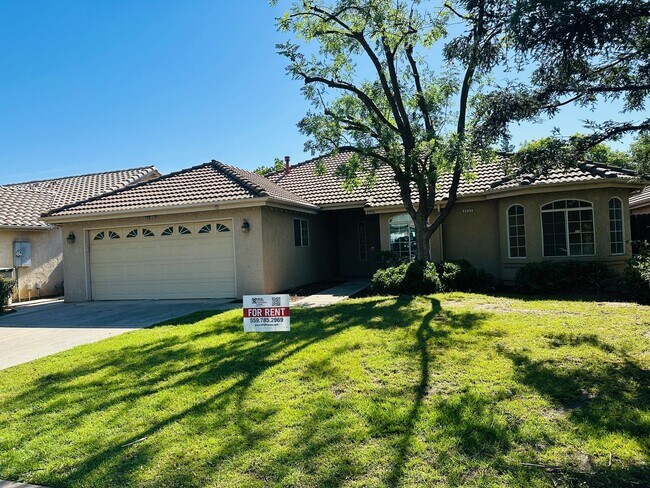 Building Photo - $2,350 - Maple & Teague - 3 Bed 2 Bath, Meridian Ave. Fresno New Floors, New Paint