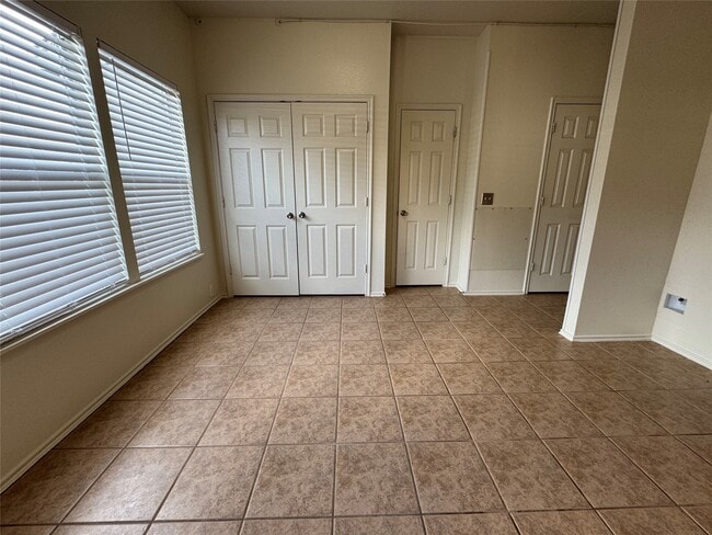 Building Photo - 9714 Coyote Creek Dr