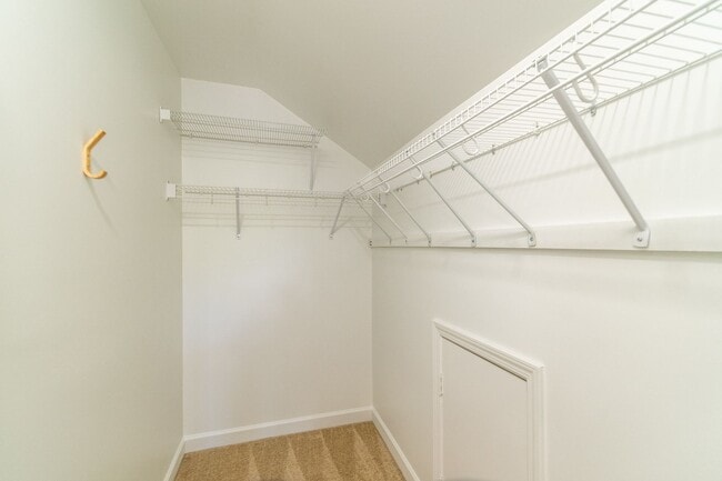 Building Photo - Charming End-Unit Townhome with Prime Loca...