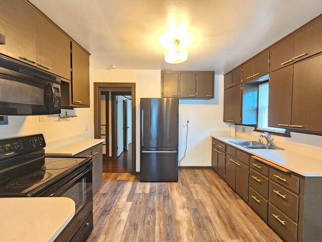 Building Photo - $2,300 - 4 Bed / 2 Bath Charming Home In P...
