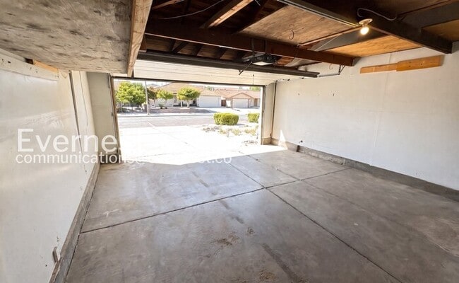 Building Photo - 4-Bed/2-Bath Home /Available Now!