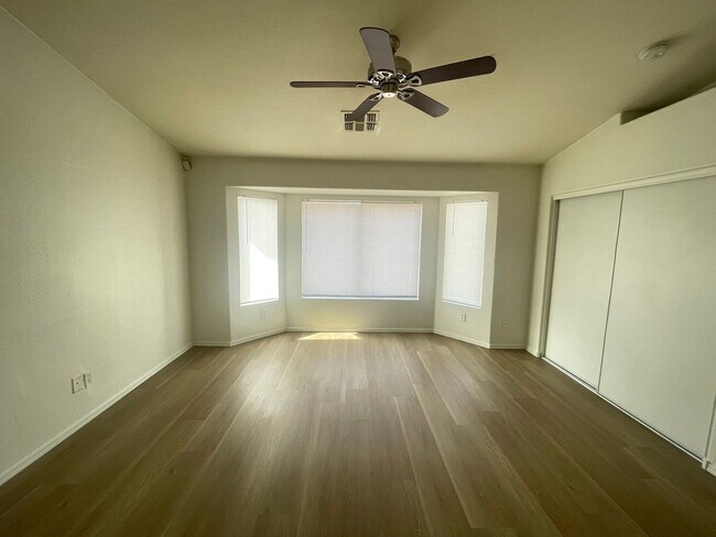 Building Photo - Fresh paint 3 Bedroom, 2 baths very low maintenance home