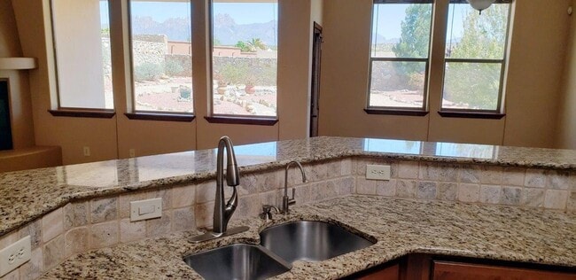 Building Photo - Beautiful Home in Sonoma Ranch with Amazin...