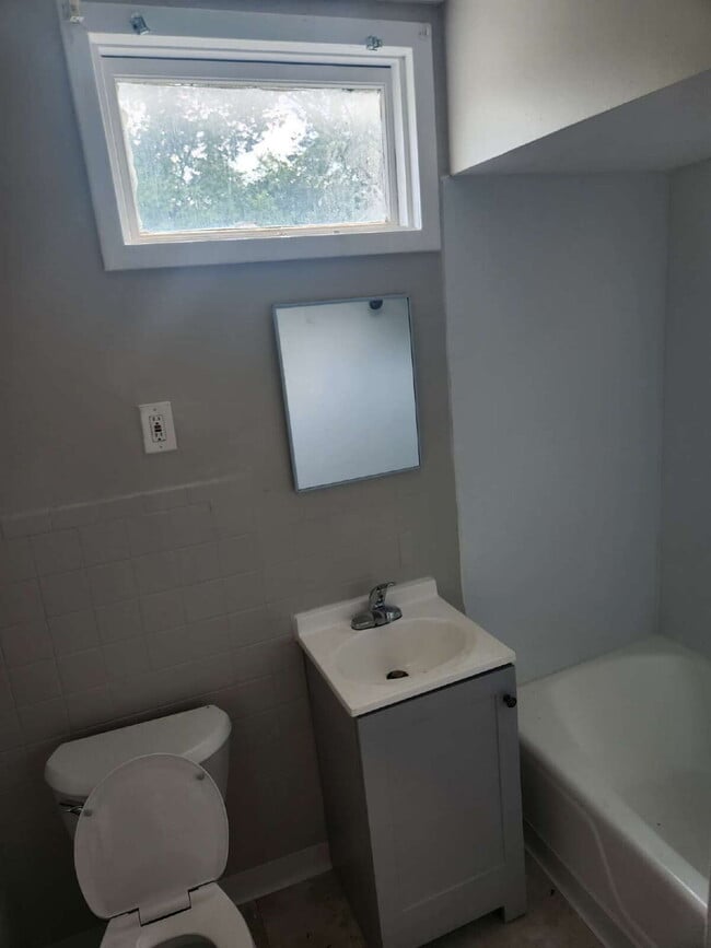 Building Photo - "Spacious 1.5 story 4-Bedroom Duplex on Ot...