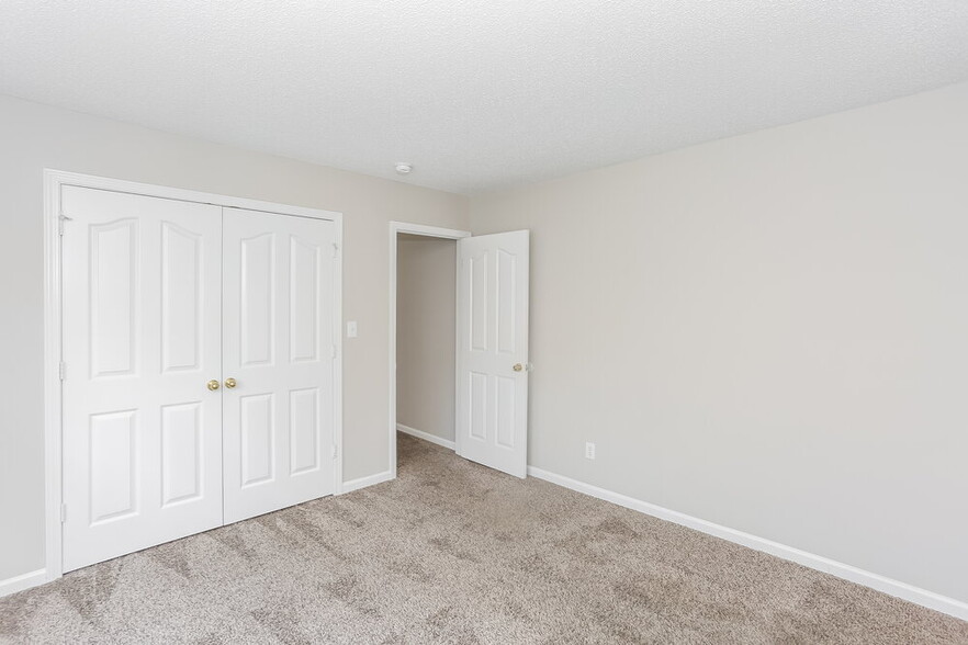 Building Photo - 6370 Day Lilly Ln