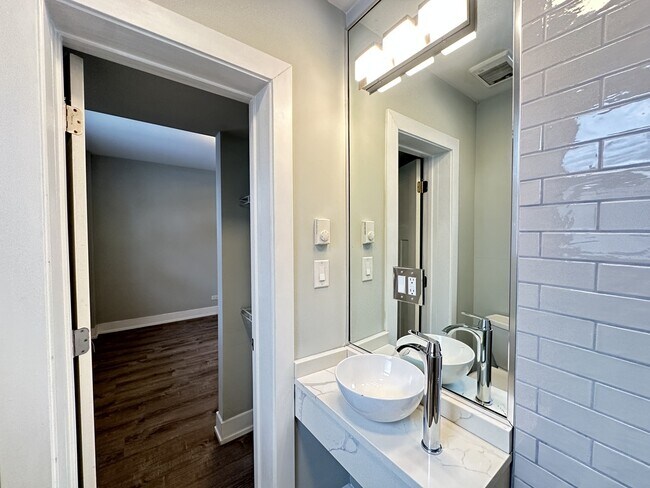 Building Photo - 503 W Belmont Ave