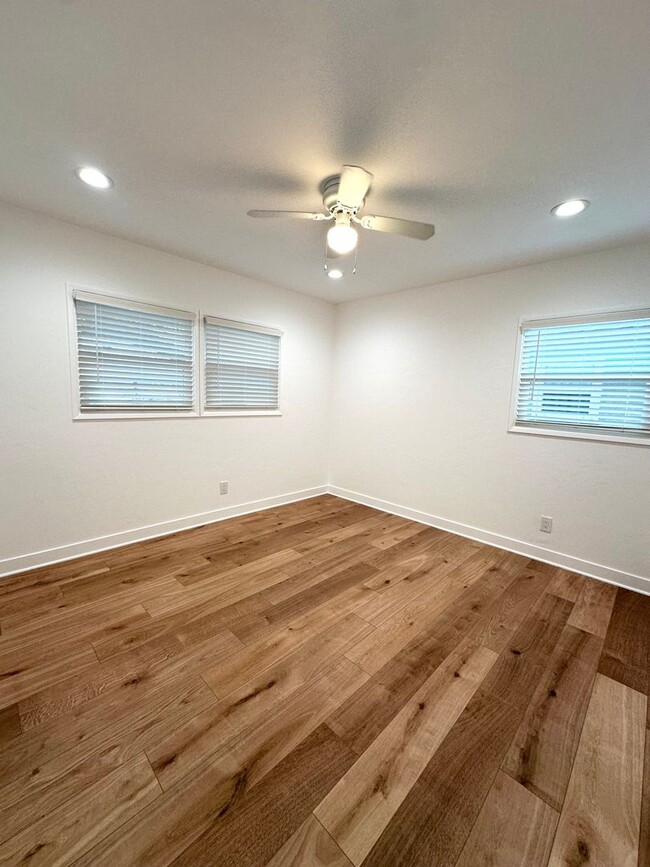 Building Photo - Fully Remodeled 2 Bedroom Home with Large ...