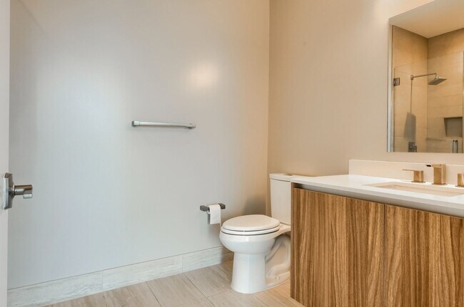 Building Photo - Two Bedroom Penthouse in Denver