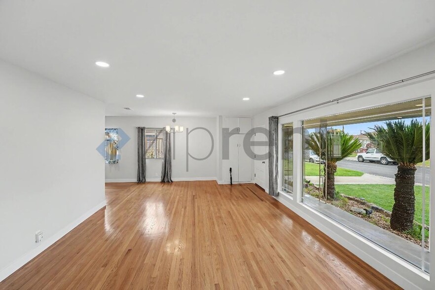 Building Photo - Unit