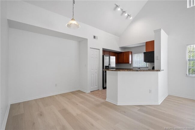Building Photo - 1575 SE Pomeroy St