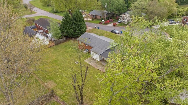 Building Photo - 205 Fieldstone Cir