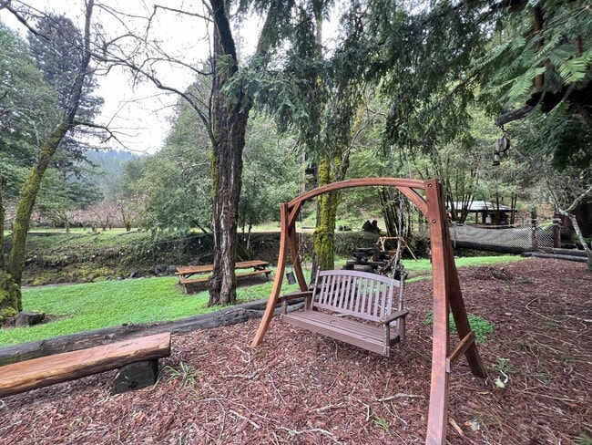 Building Photo - 1,100 square foot cottage on private 80 ac...