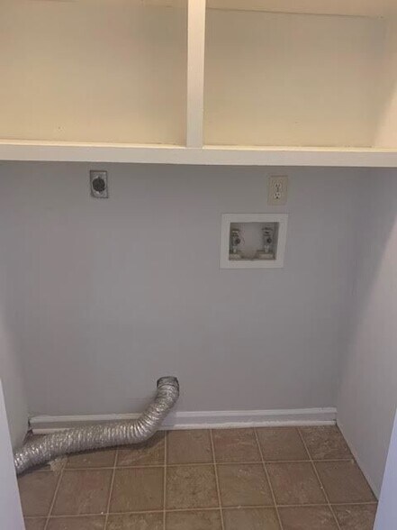 Building Photo - 8 Thackery Rd