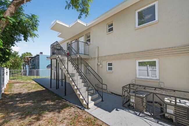 Building Photo - Updated 2 bedroom St. Pete Apartment with Modern Finishes, Private Porch & Utilities Included