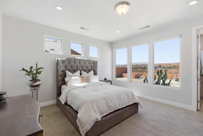 Building Photo - Brio Beauty! 3 Bedroom Home with View and RV Parking!