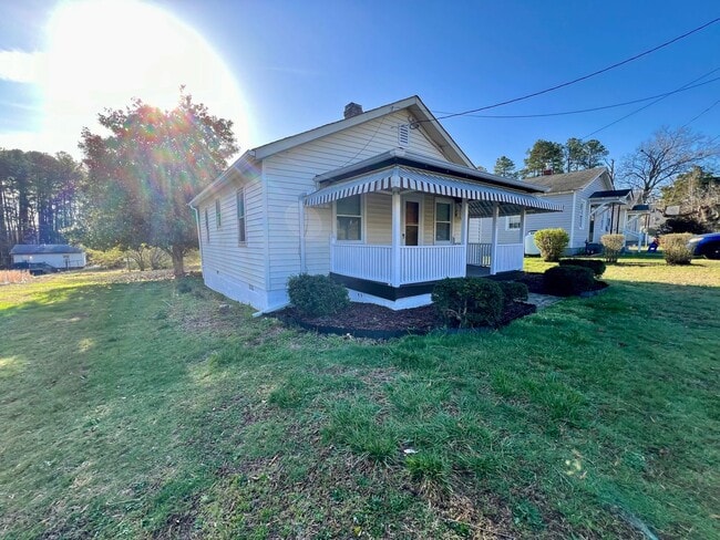 Building Photo - Fully Furnished & Utilities Included -SHOR...