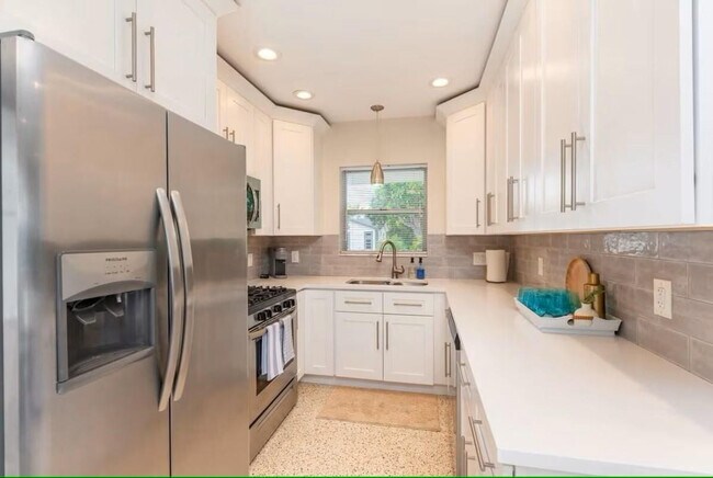 Building Photo - 176 SE 27th Pl