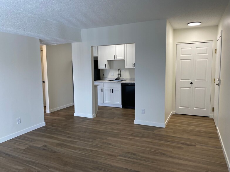 Interior Photo - Overlook on 100