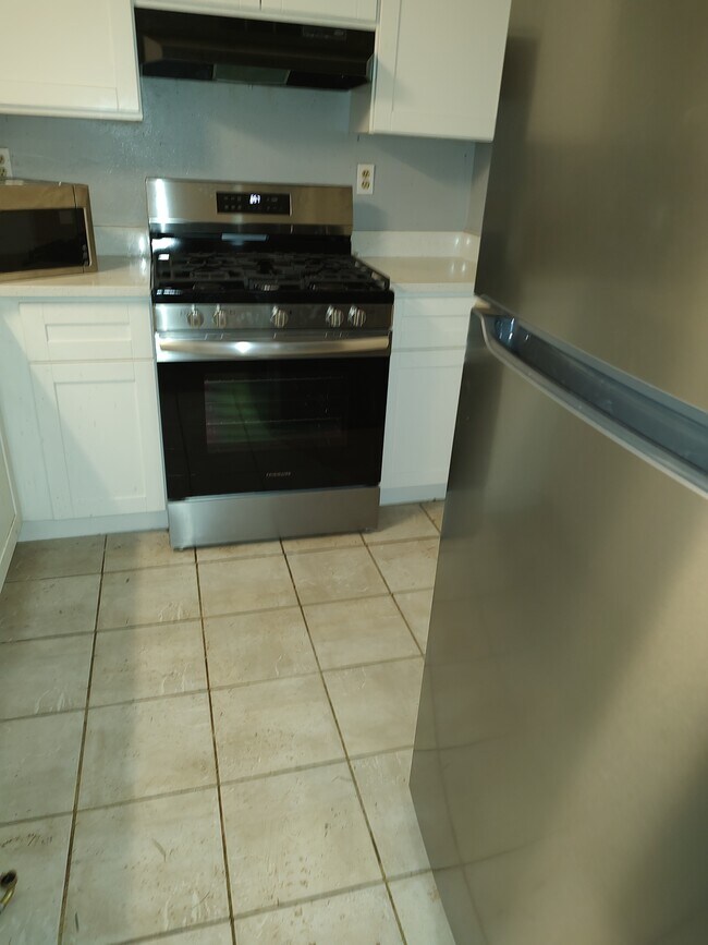 Kitchen - 899 Joseph Club Dr SW