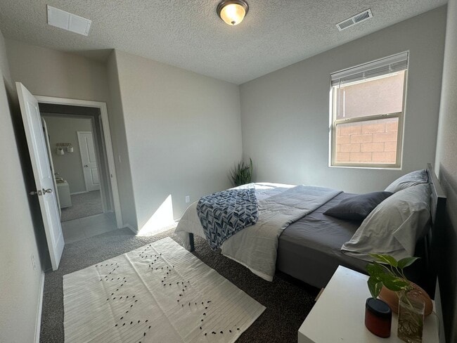 Building Photo - Beautiful Spacious Home!! Don't miss this ...