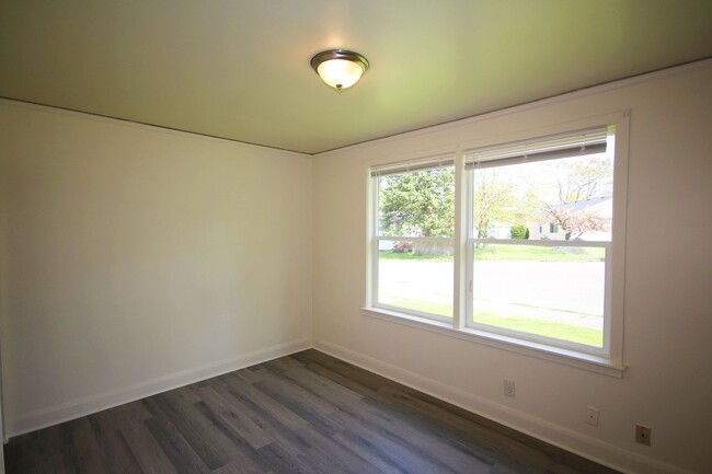 Building Photo - 3257