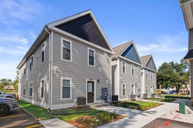 Building Photo - 1705 W State St