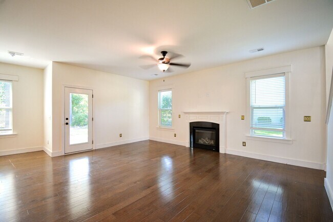 Building Photo - Beautiful 3 Bedroom + Flex Room in Gated Community of Mimosa Bay