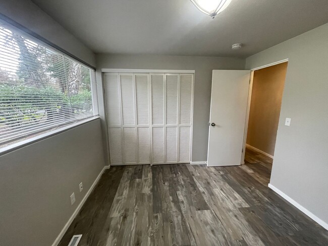 Building Photo - Fully Remodeled Surrey Downs Home