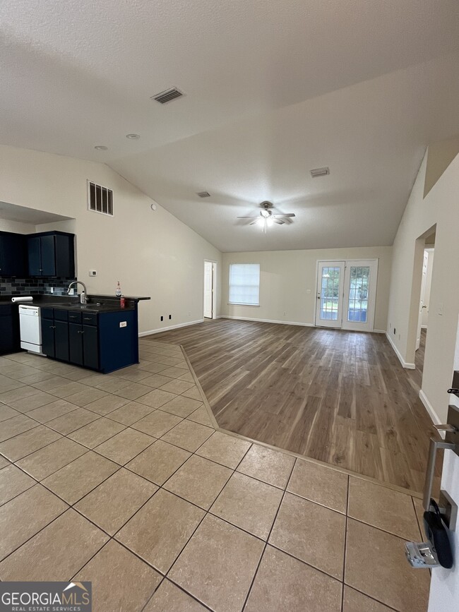 Building Photo - 207 Royal Palms Ave