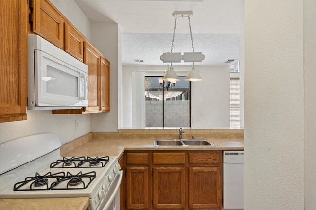 Building Photo - Centrally located Townhome/Fenced Yard