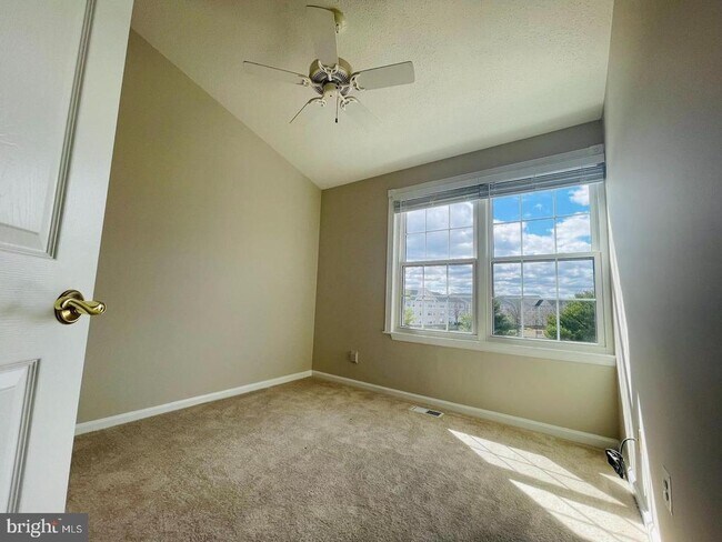 Building Photo - 8069 Stonewall Brigade Ct