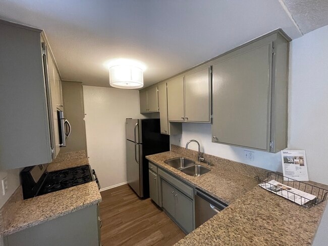 Building Photo - 1410 Wellesley Ave