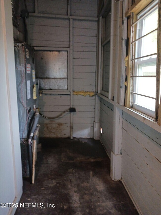 Building Photo - 1257 W 25th St