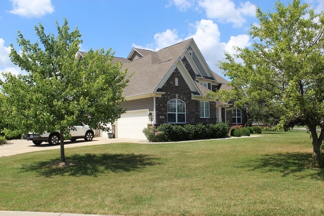 Building Photo - Absolutely Gorgeous 5 BR Estate Home in Br...