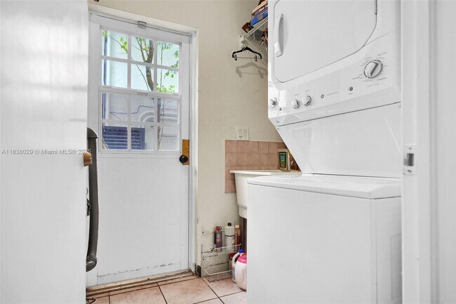 Building Photo - 5555 La Gorce Dr