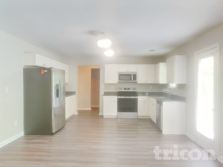 Building Photo - 325 Nutwood Trce