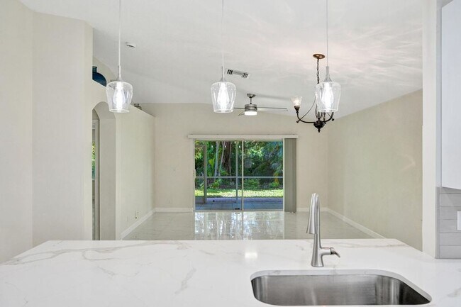 Building Photo - 5033 S La Sedona Cir