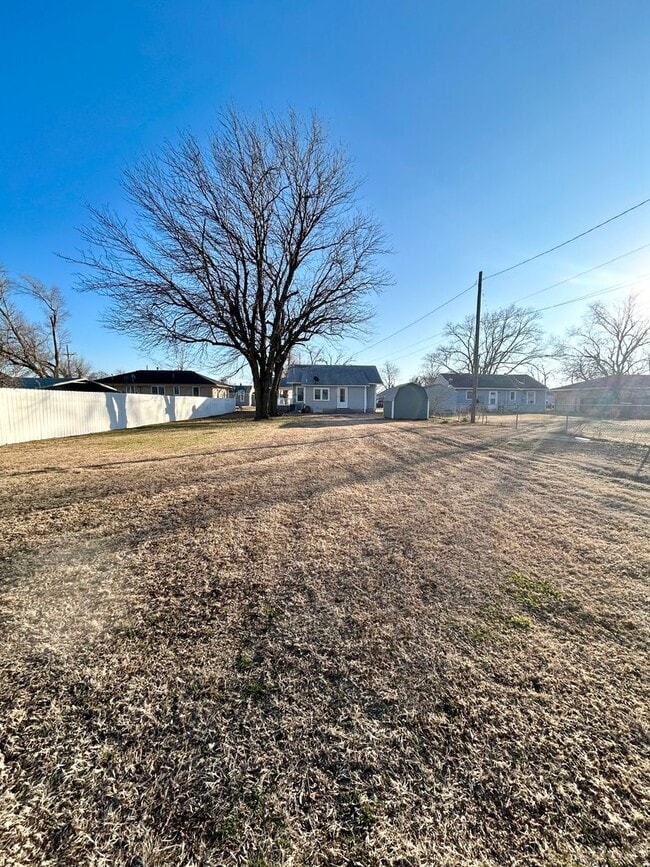Building Photo - Two Bed, One Bath House