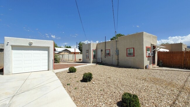 Building Photo - Cozy 1 Bedroom 1 Bathroom House In The NW!