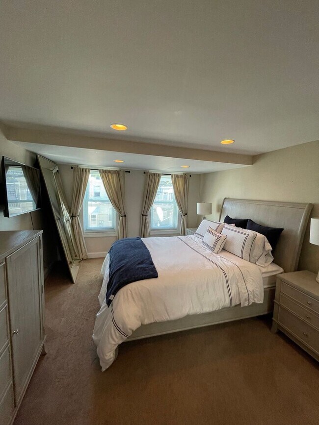 Building Photo - Charming 2 Bedroom/3.5 Bathroom Townhome i...