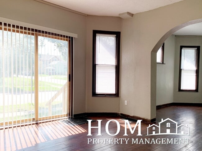 Building Photo - 127 Center St