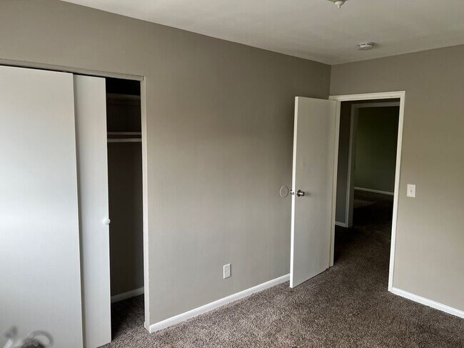 Building Photo - 2828 Westknolls Ln