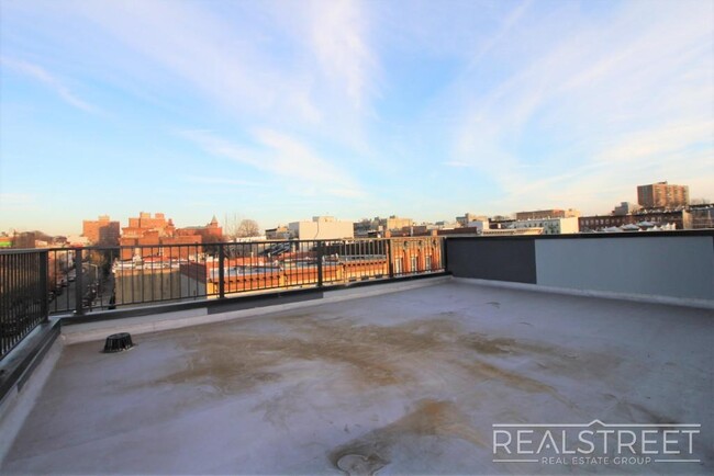 Building Photo - Brand New 2 BED with PRVIATE ROOF DECK & W...