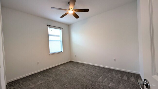Building Photo - 3 Bedroom/ 2 Bath ready for immediate occu...